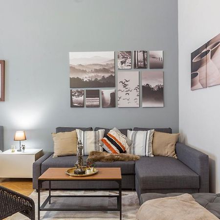 Spacious & Cozy Downtown Apartment With Balcony Boedapest Buitenkant foto