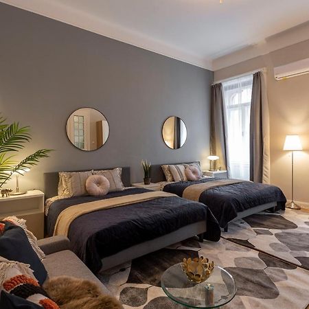 Spacious & Cozy Downtown Apartment With Balcony Boedapest Buitenkant foto