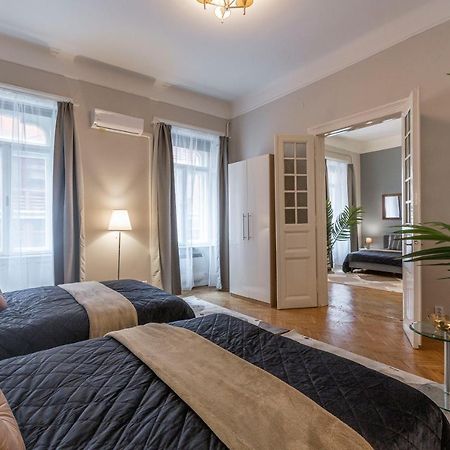 Spacious & Cozy Downtown Apartment With Balcony Boedapest Buitenkant foto
