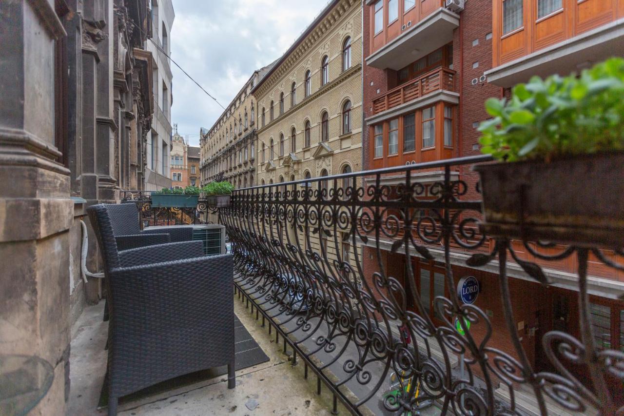 Spacious & Cozy Downtown Apartment With Balcony Boedapest Buitenkant foto