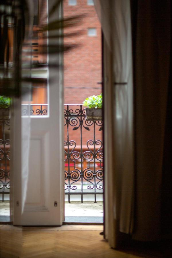 Spacious & Cozy Downtown Apartment With Balcony Boedapest Buitenkant foto