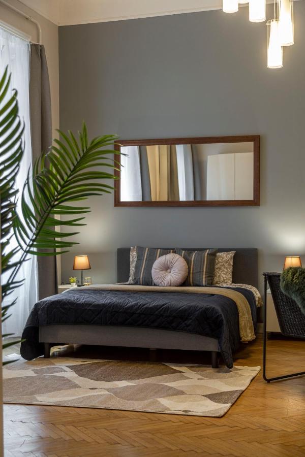 Spacious & Cozy Downtown Apartment With Balcony Boedapest Buitenkant foto