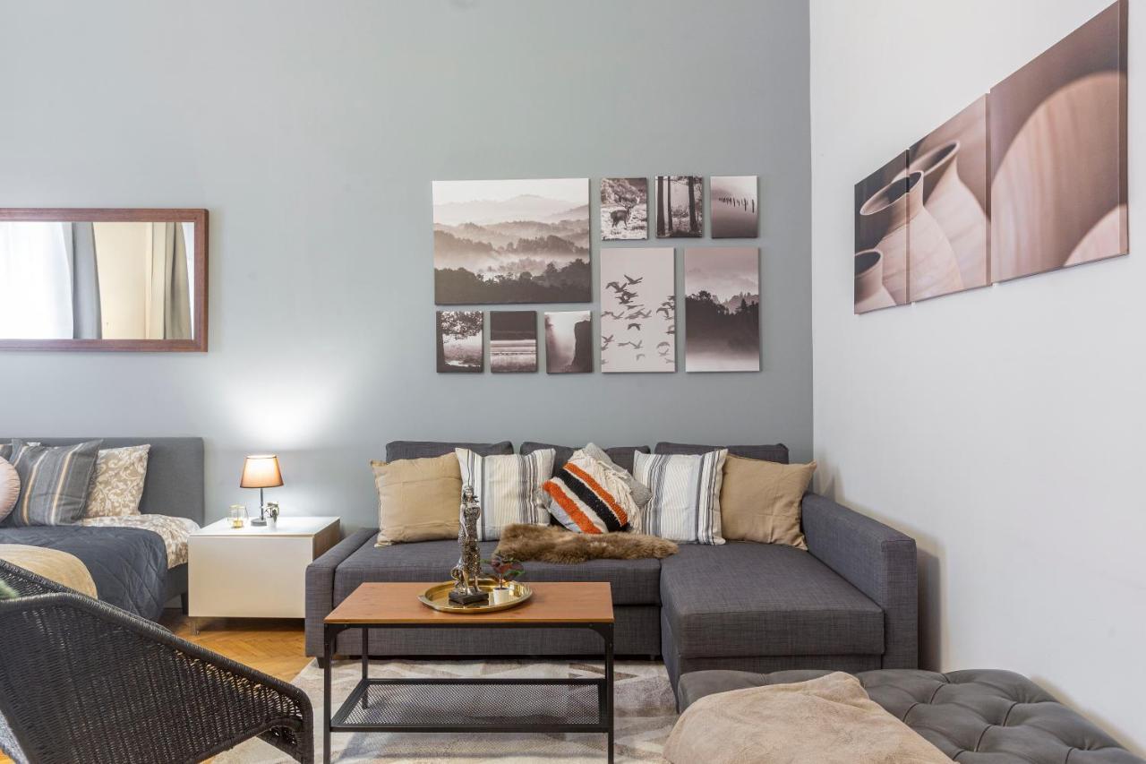 Spacious & Cozy Downtown Apartment With Balcony Boedapest Buitenkant foto