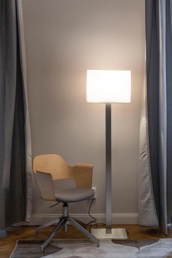 Spacious & Cozy Downtown Apartment With Balcony Boedapest Buitenkant foto