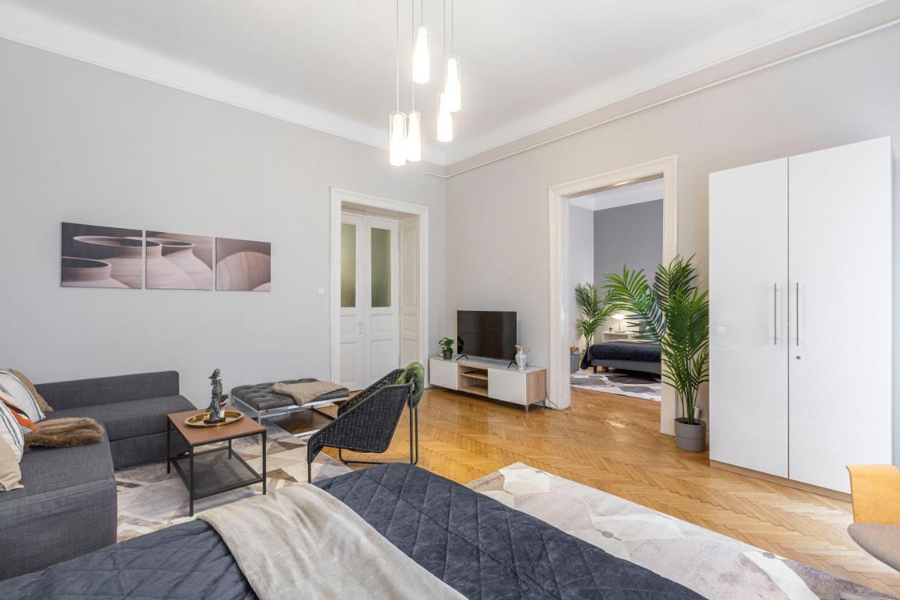 Spacious & Cozy Downtown Apartment With Balcony Boedapest Buitenkant foto