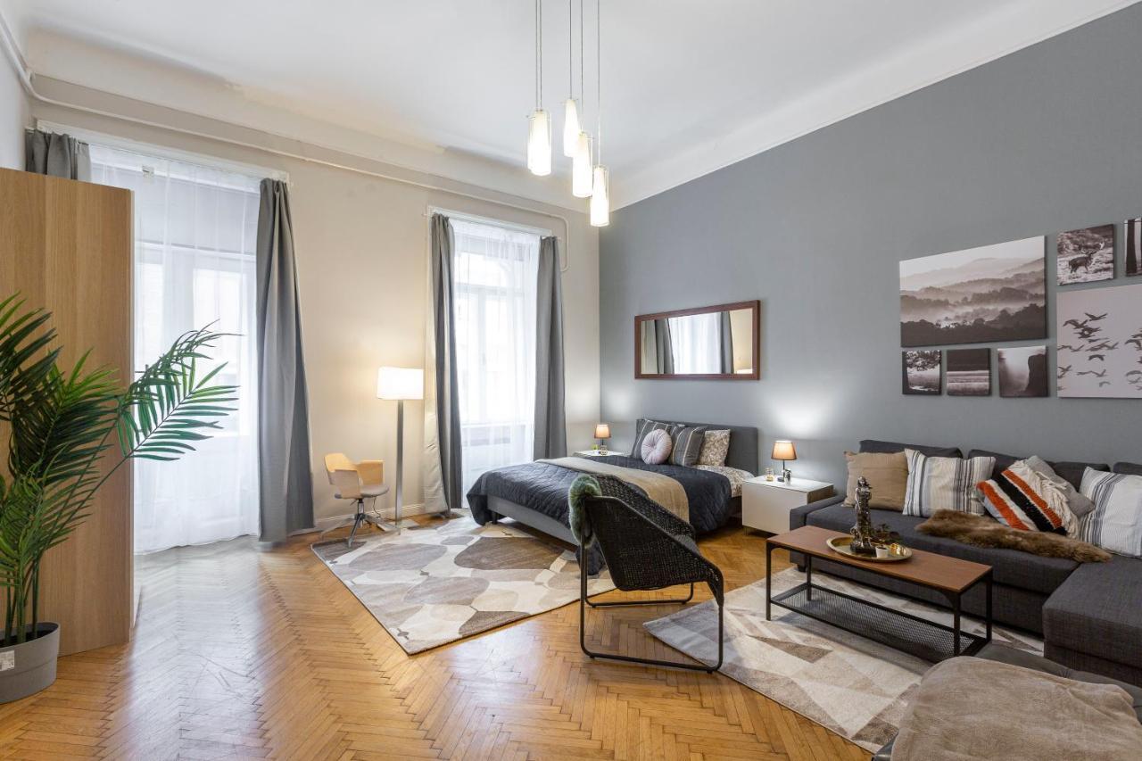 Spacious & Cozy Downtown Apartment With Balcony Boedapest Buitenkant foto