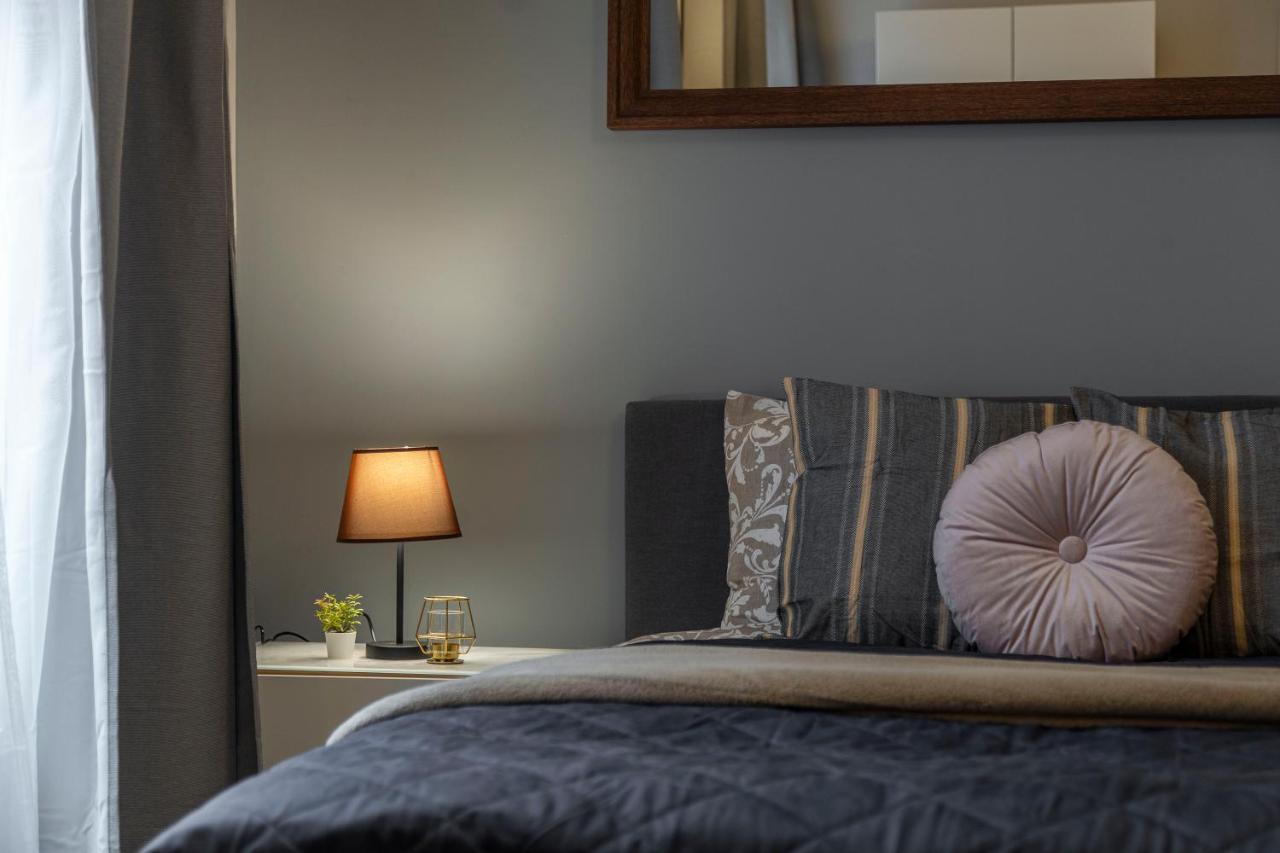 Spacious & Cozy Downtown Apartment With Balcony Boedapest Buitenkant foto