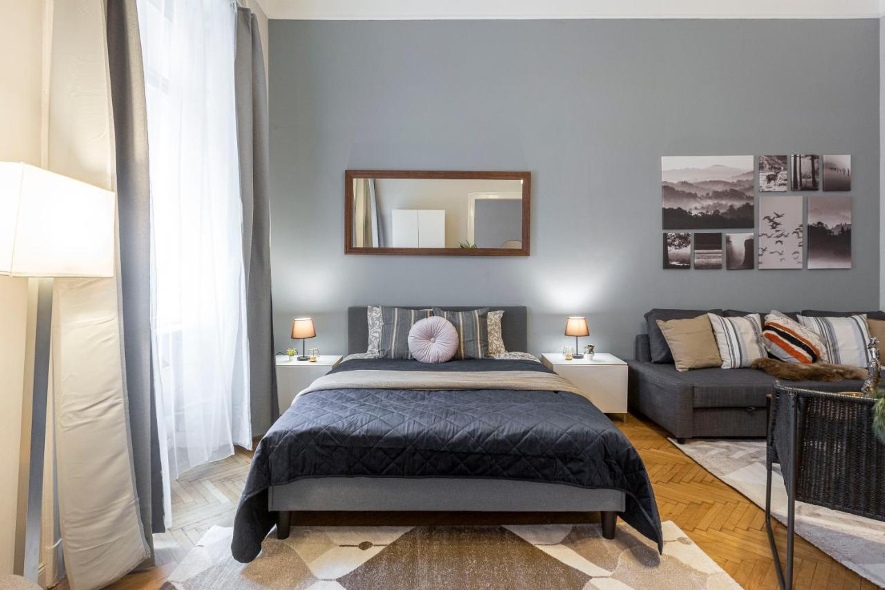 Spacious & Cozy Downtown Apartment With Balcony Boedapest Buitenkant foto