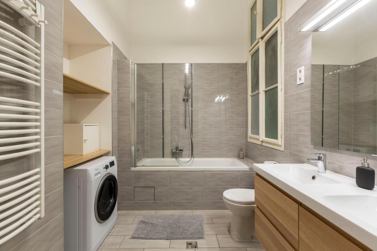 Spacious & Cozy Downtown Apartment With Balcony Boedapest Buitenkant foto