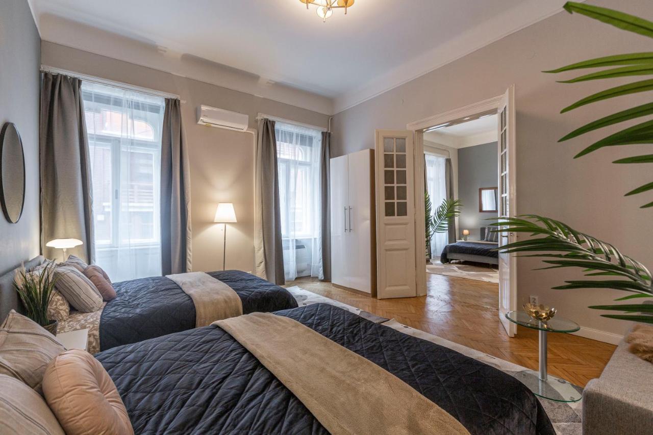 Spacious & Cozy Downtown Apartment With Balcony Boedapest Buitenkant foto