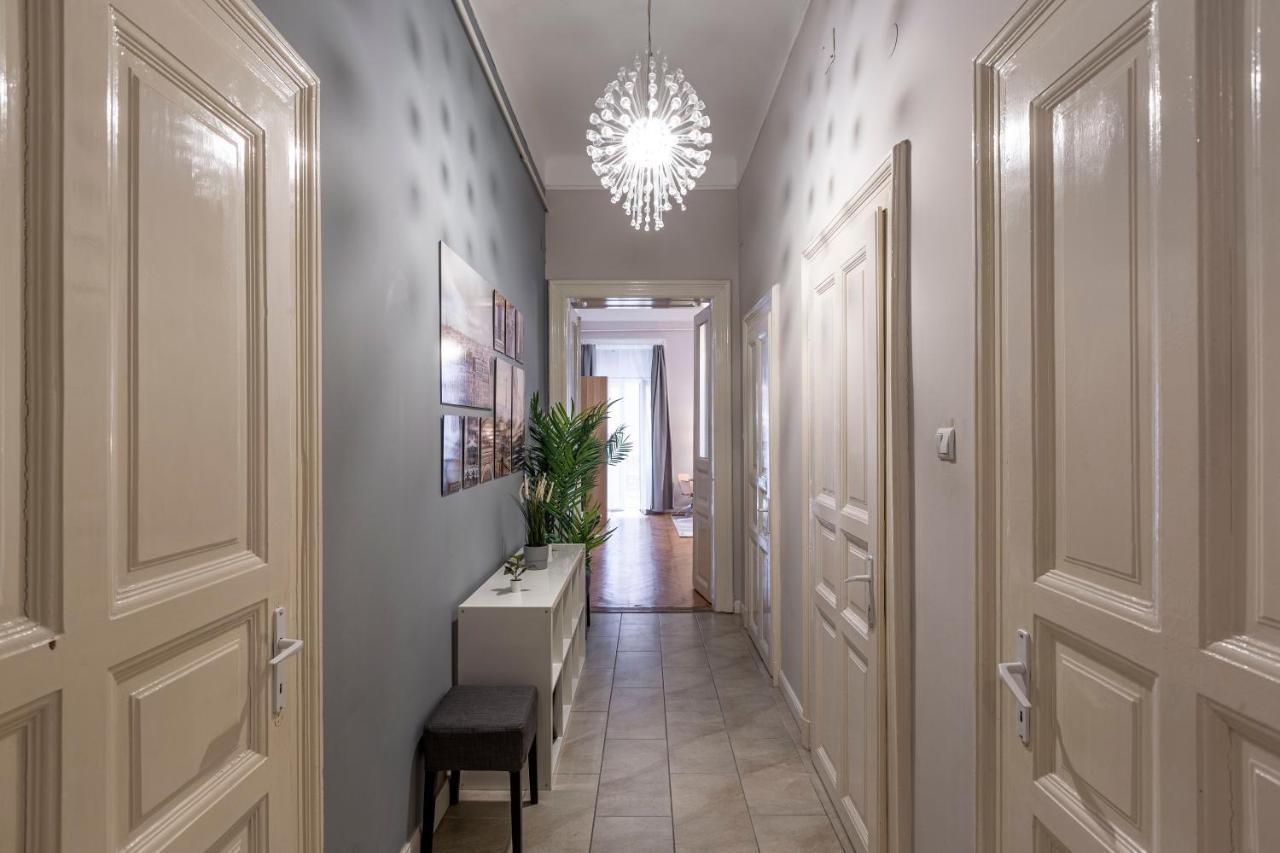 Spacious & Cozy Downtown Apartment With Balcony Boedapest Buitenkant foto