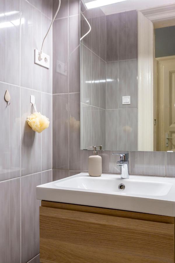 Spacious & Cozy Downtown Apartment With Balcony Boedapest Buitenkant foto