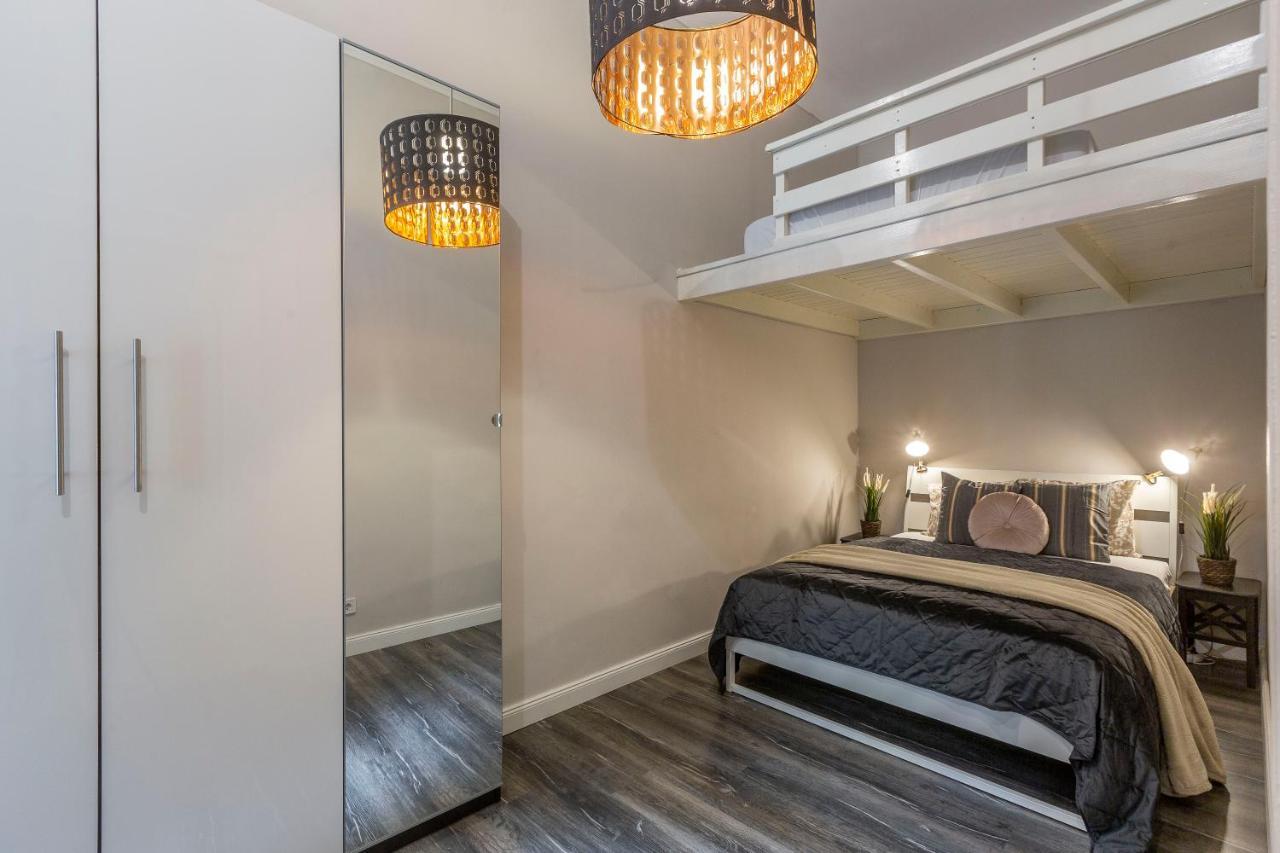 Spacious & Cozy Downtown Apartment With Balcony Boedapest Buitenkant foto