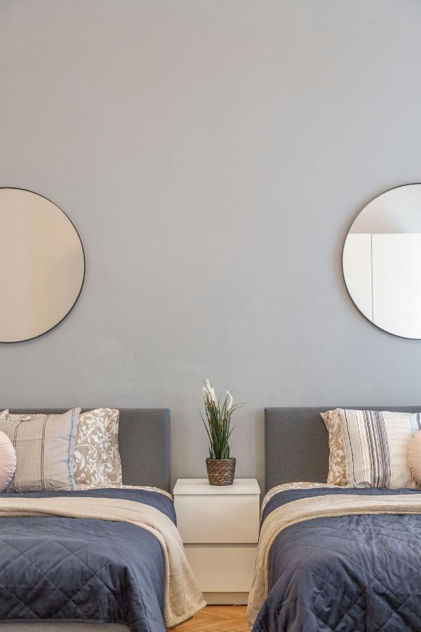 Spacious & Cozy Downtown Apartment With Balcony Boedapest Buitenkant foto