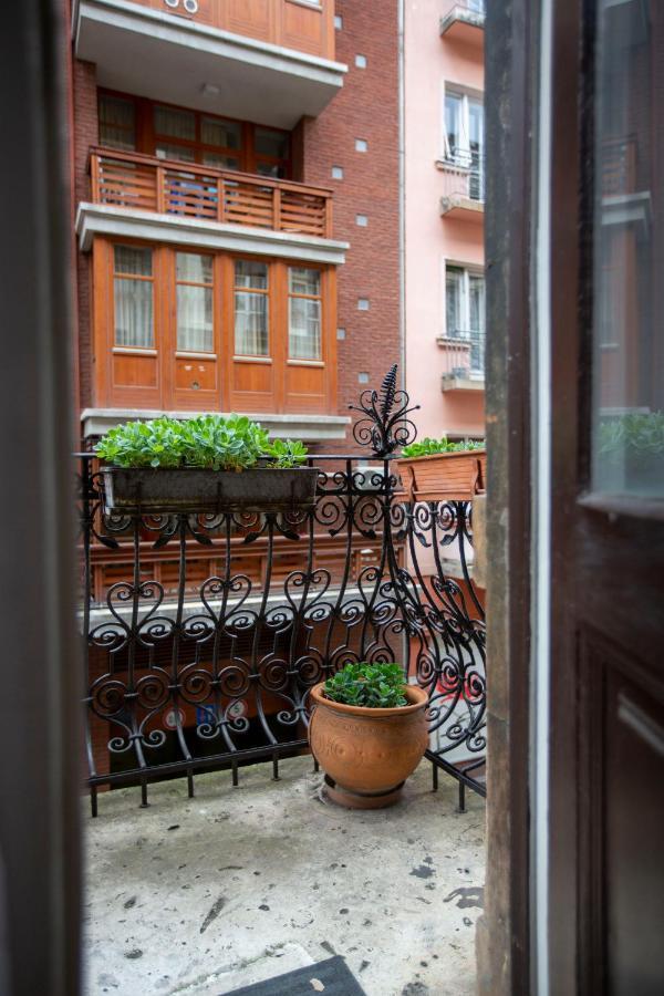 Spacious & Cozy Downtown Apartment With Balcony Boedapest Buitenkant foto