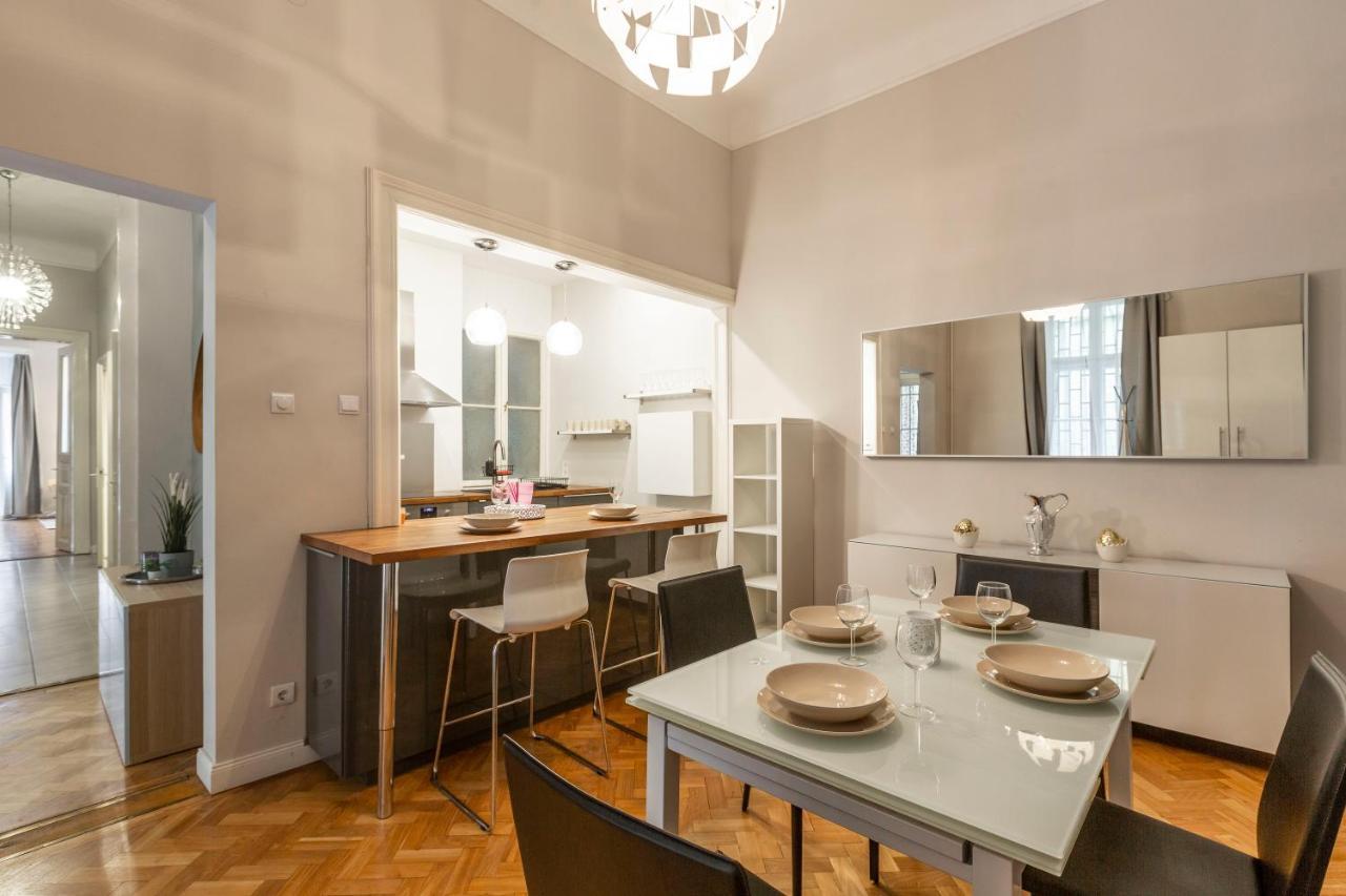 Spacious & Cozy Downtown Apartment With Balcony Boedapest Buitenkant foto