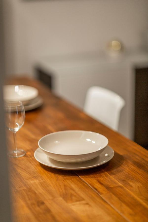 Spacious & Cozy Downtown Apartment With Balcony Boedapest Buitenkant foto