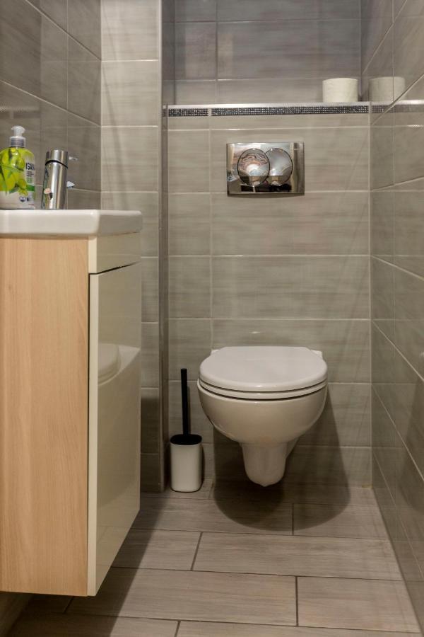 Spacious & Cozy Downtown Apartment With Balcony Boedapest Buitenkant foto