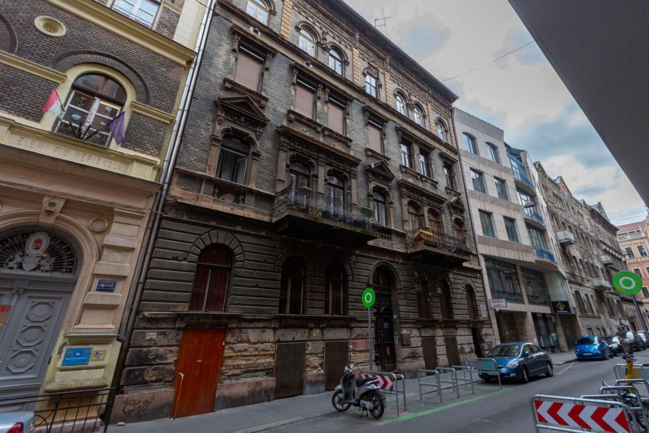 Spacious & Cozy Downtown Apartment With Balcony Boedapest Buitenkant foto