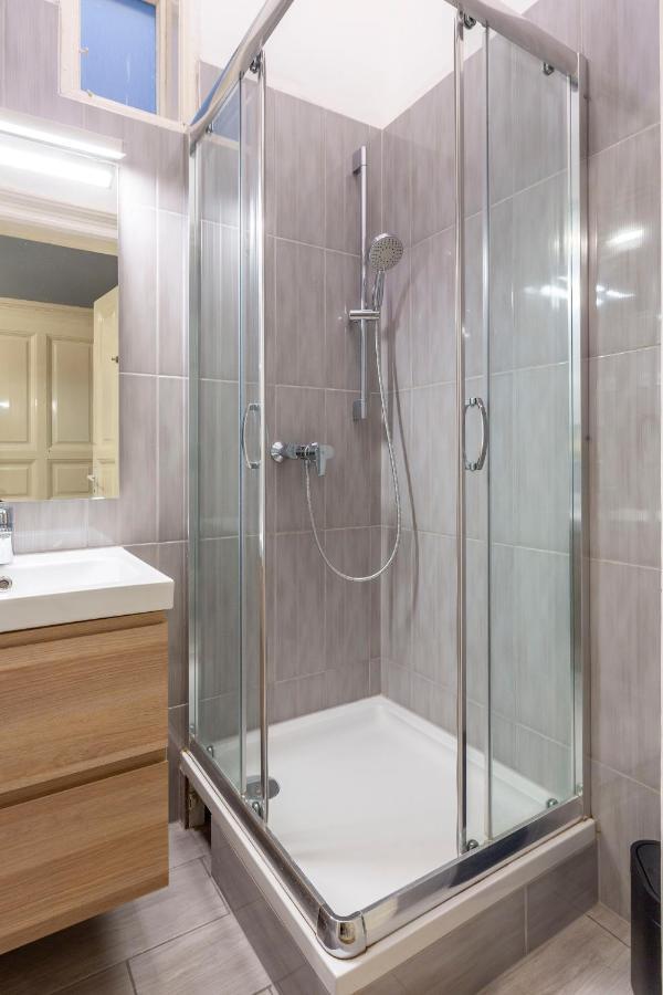 Spacious & Cozy Downtown Apartment With Balcony Boedapest Buitenkant foto
