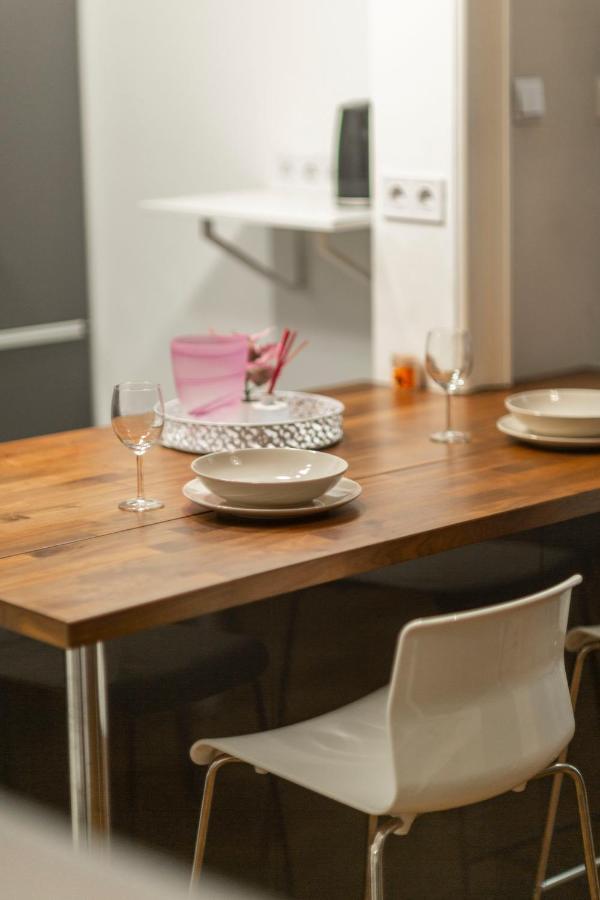 Spacious & Cozy Downtown Apartment With Balcony Boedapest Buitenkant foto