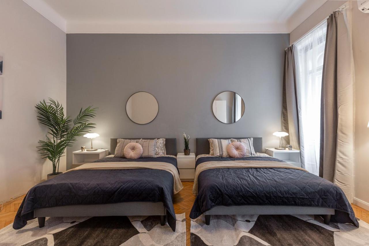 Spacious & Cozy Downtown Apartment With Balcony Boedapest Buitenkant foto