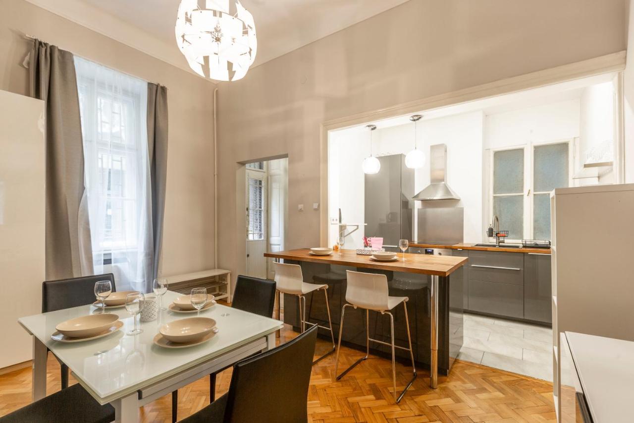 Spacious & Cozy Downtown Apartment With Balcony Boedapest Buitenkant foto