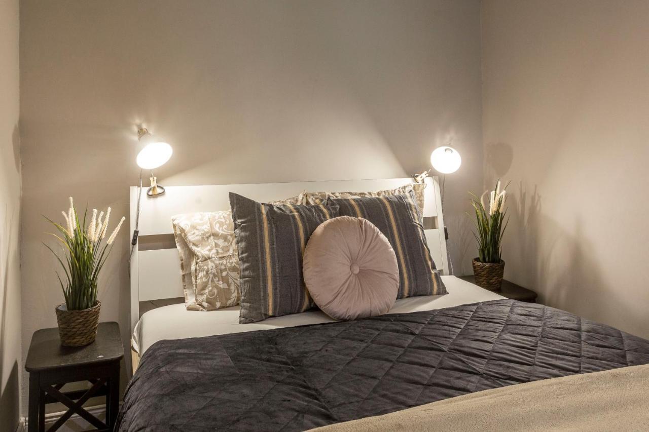Spacious & Cozy Downtown Apartment With Balcony Boedapest Buitenkant foto