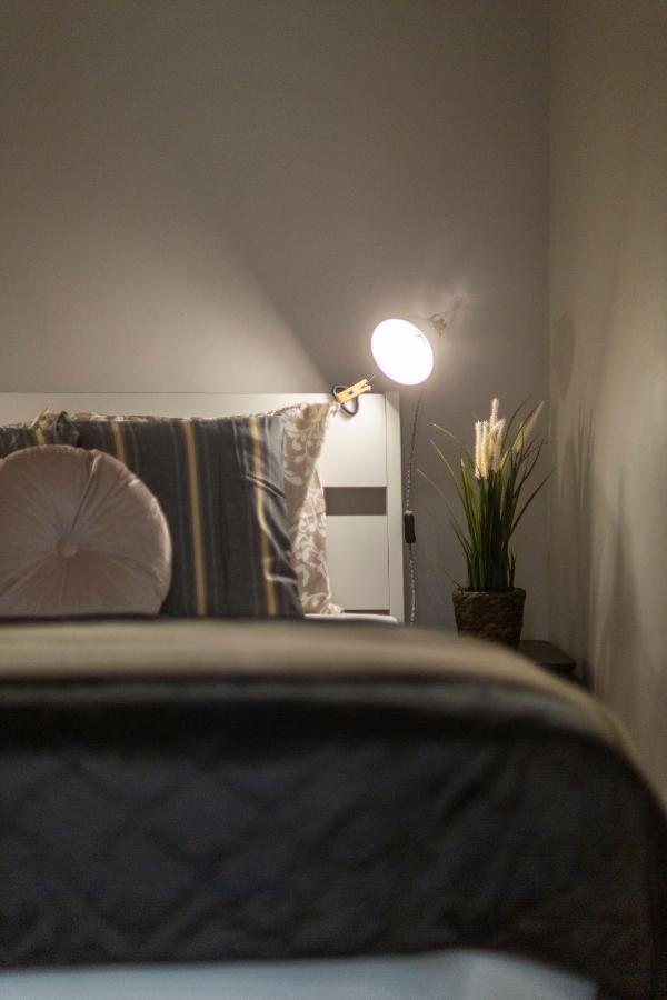 Spacious & Cozy Downtown Apartment With Balcony Boedapest Buitenkant foto